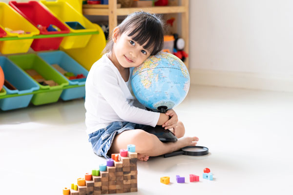 La ronde des petits - Les petits linguistes